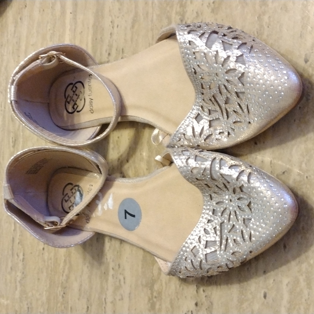 Daisy Fuentes Size 7M Strap Shoes